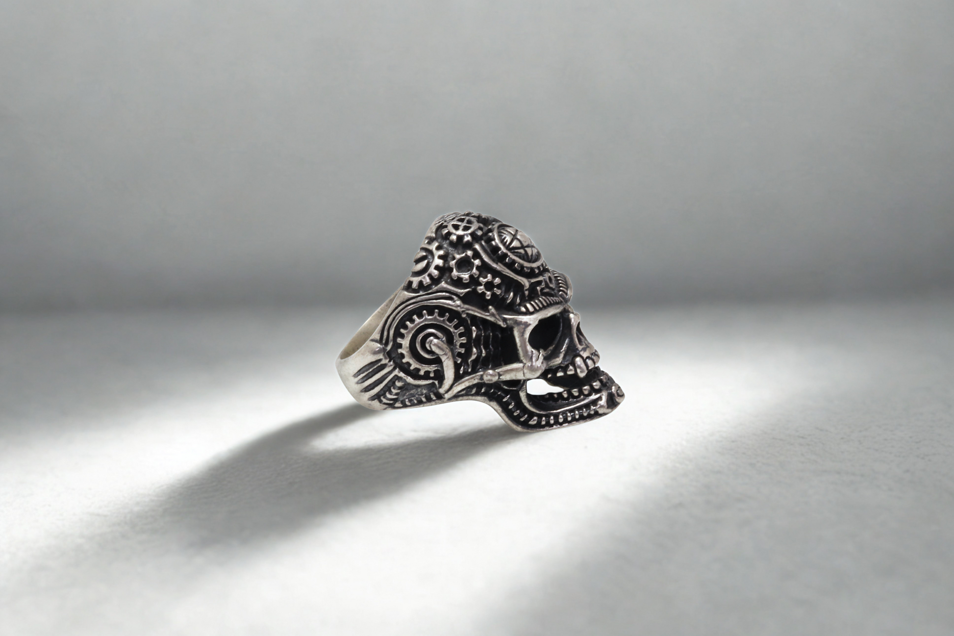 טבעת מכנית בהשראת האומן גייגר