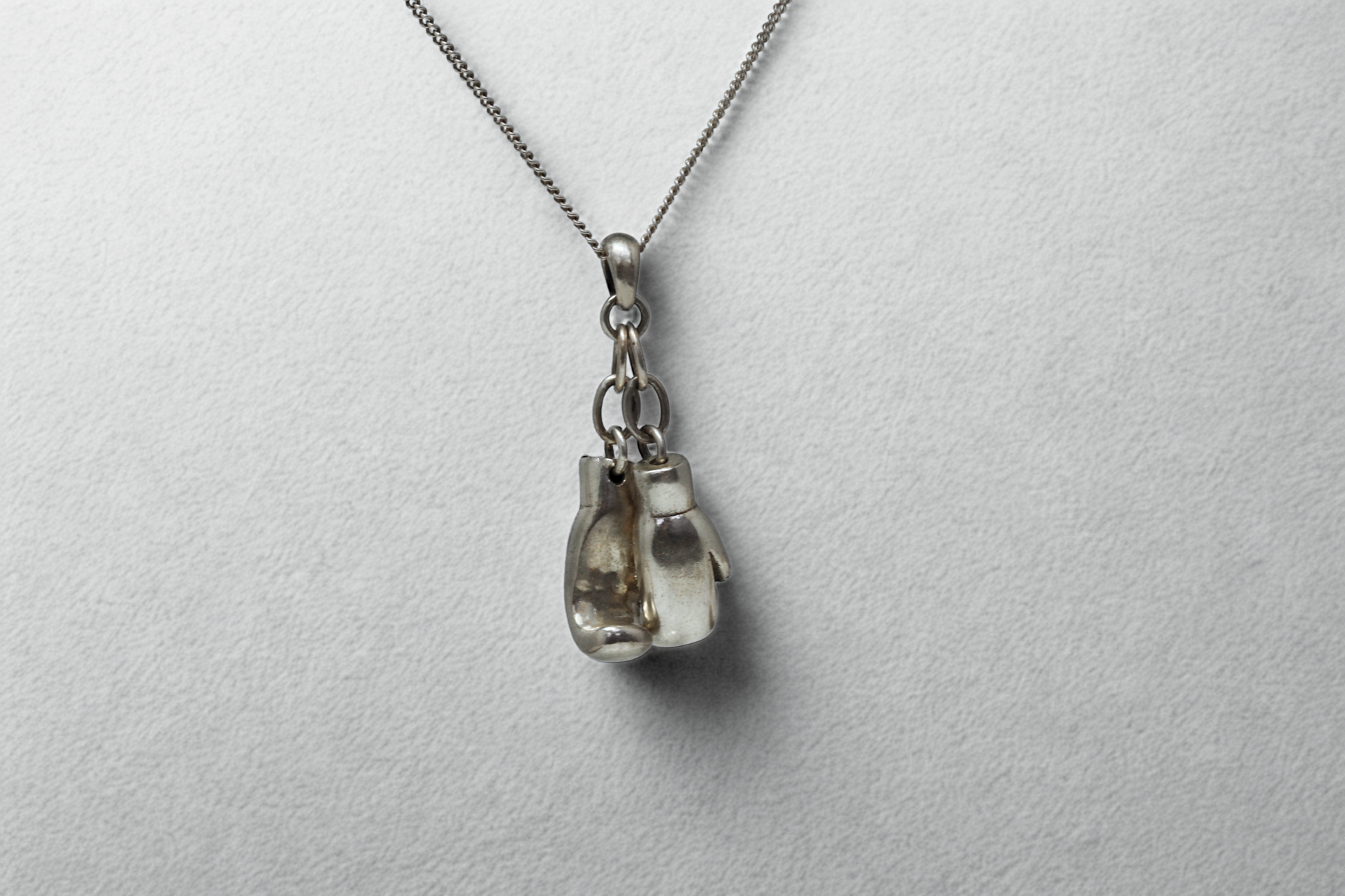 תליון כפפות הקרב