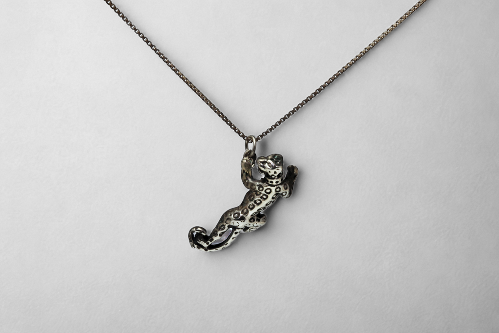 תליון Leopard Climb