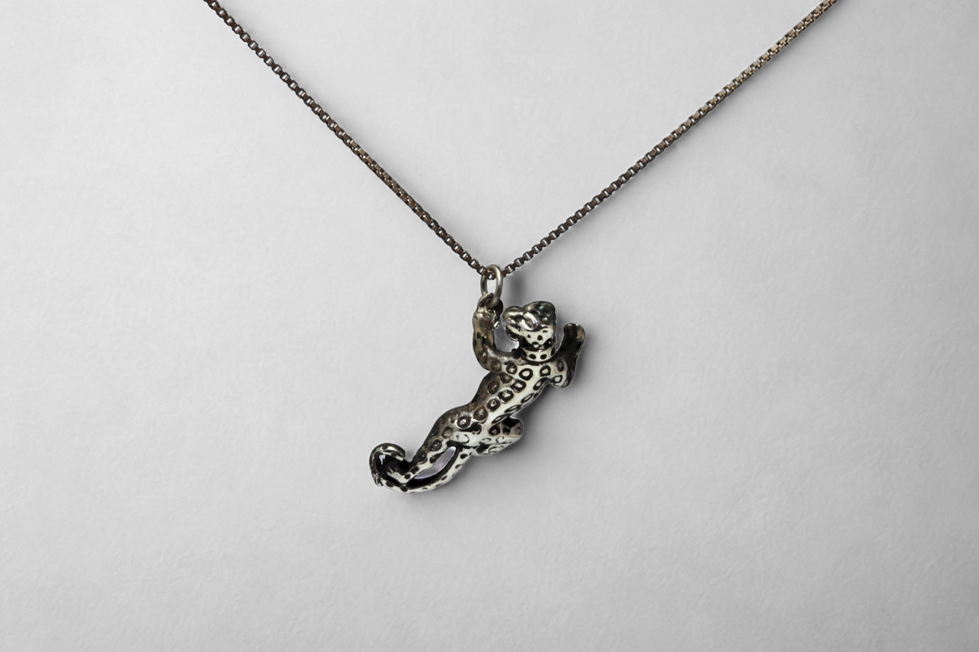 תליון Leopard Climb