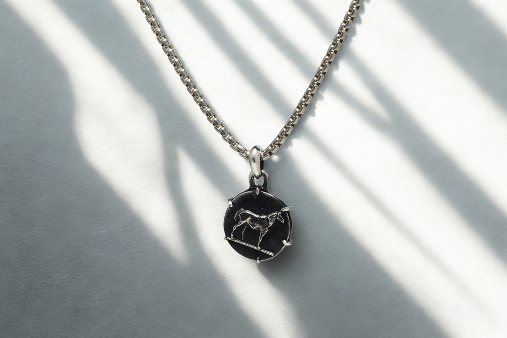 תליון סוס בסגנון מטבע עתיק