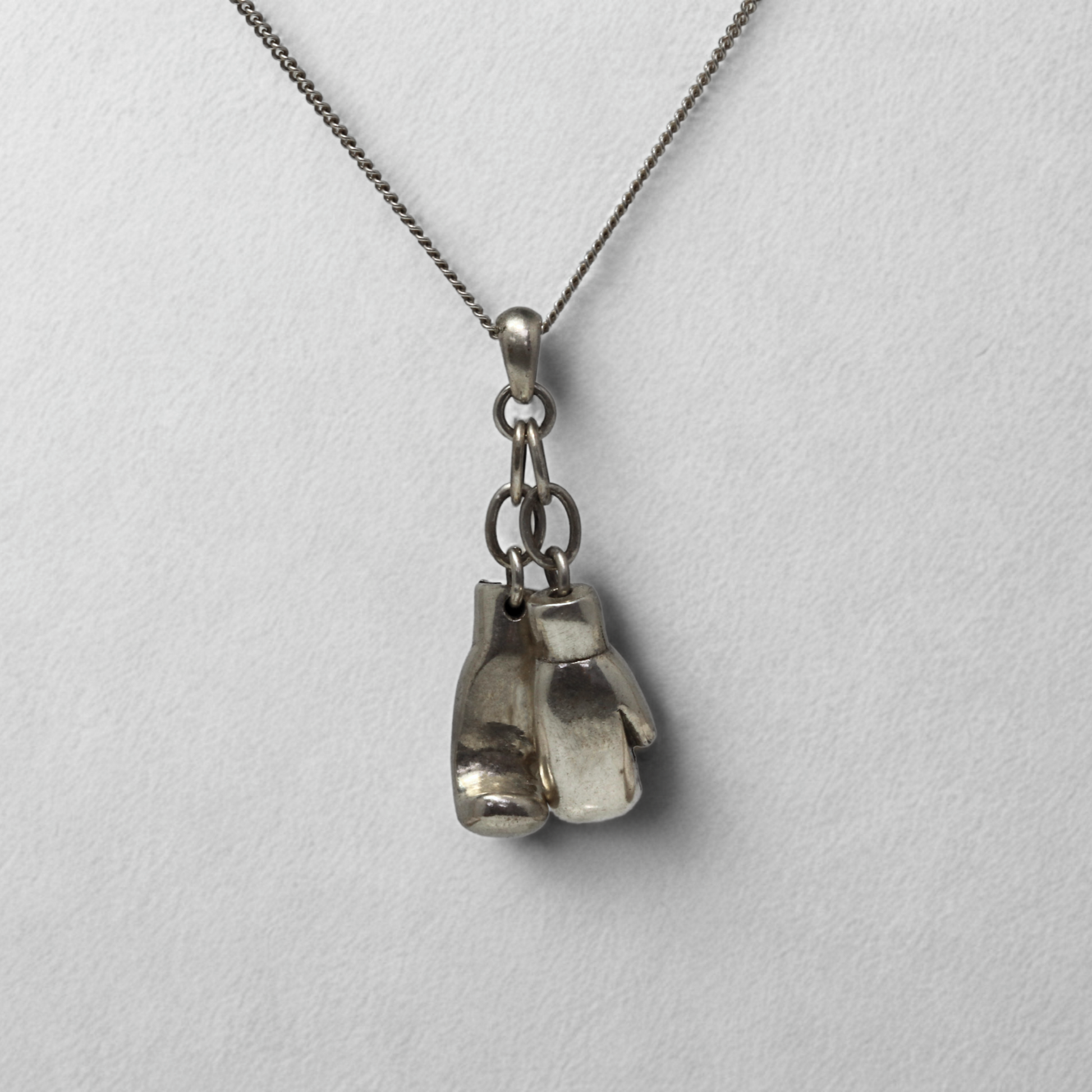 תליון כפפות הקרב