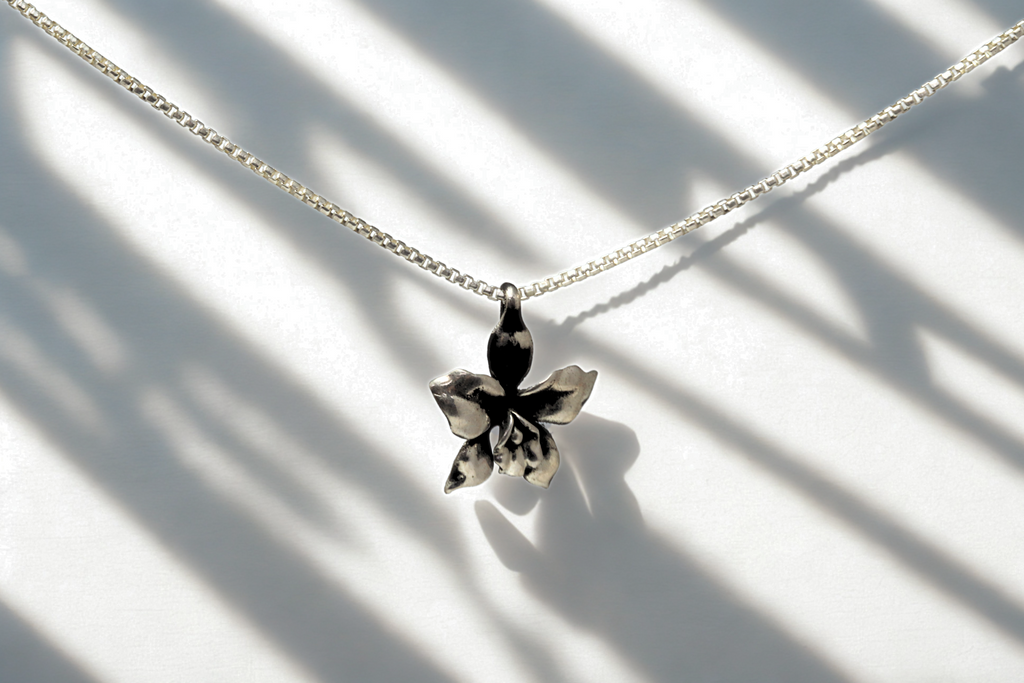 תליון פרח קטליה בהשראת הסרט "Colombiana"