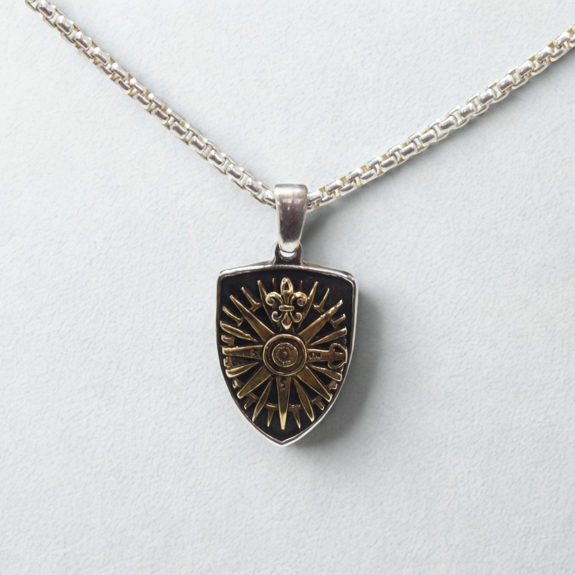 תליון שושנת הרוחות כסף בשילוב בראס