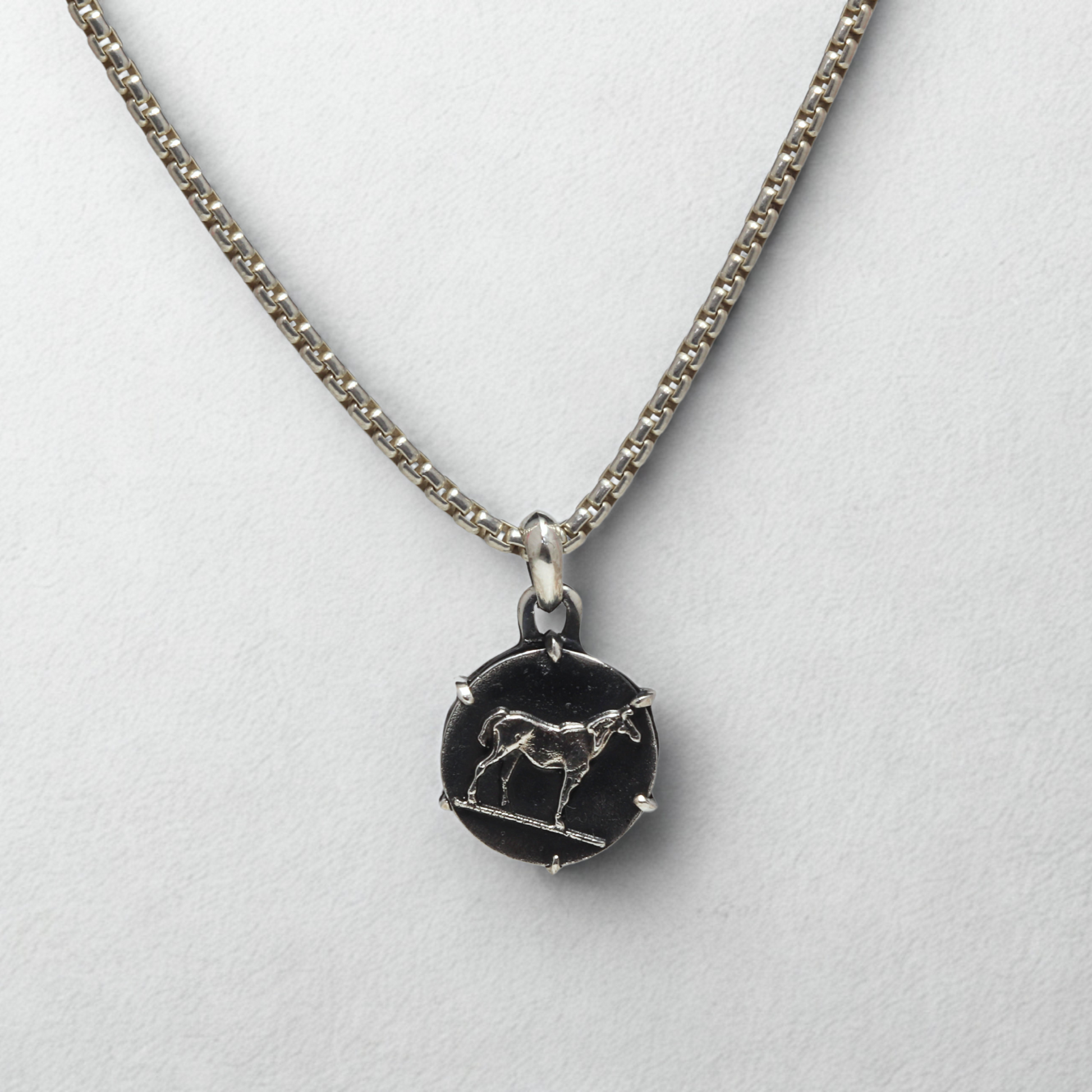 תליון סוס בסגנון מטבע עתיק