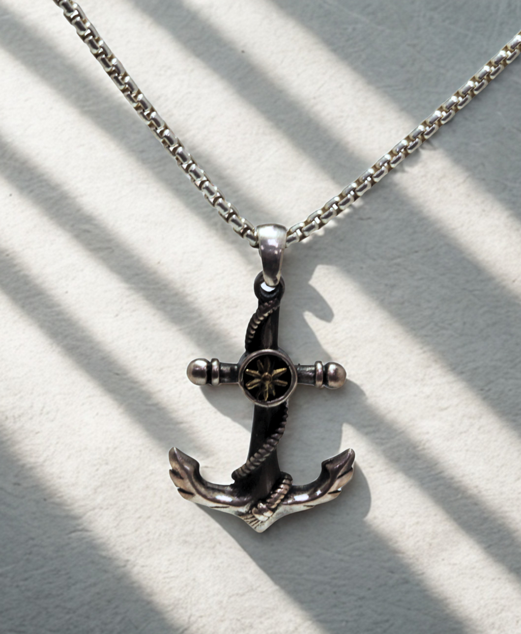 תליון עוגן עם חבל וסמל מצפן מוזהב