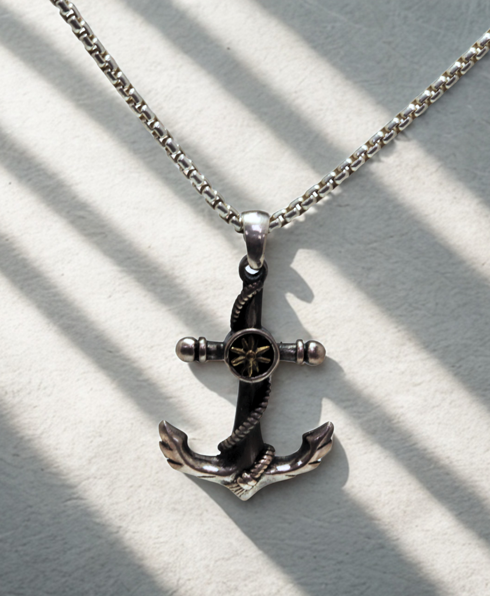 תליון עוגן עם חבל וסמל מצפן מוזהב