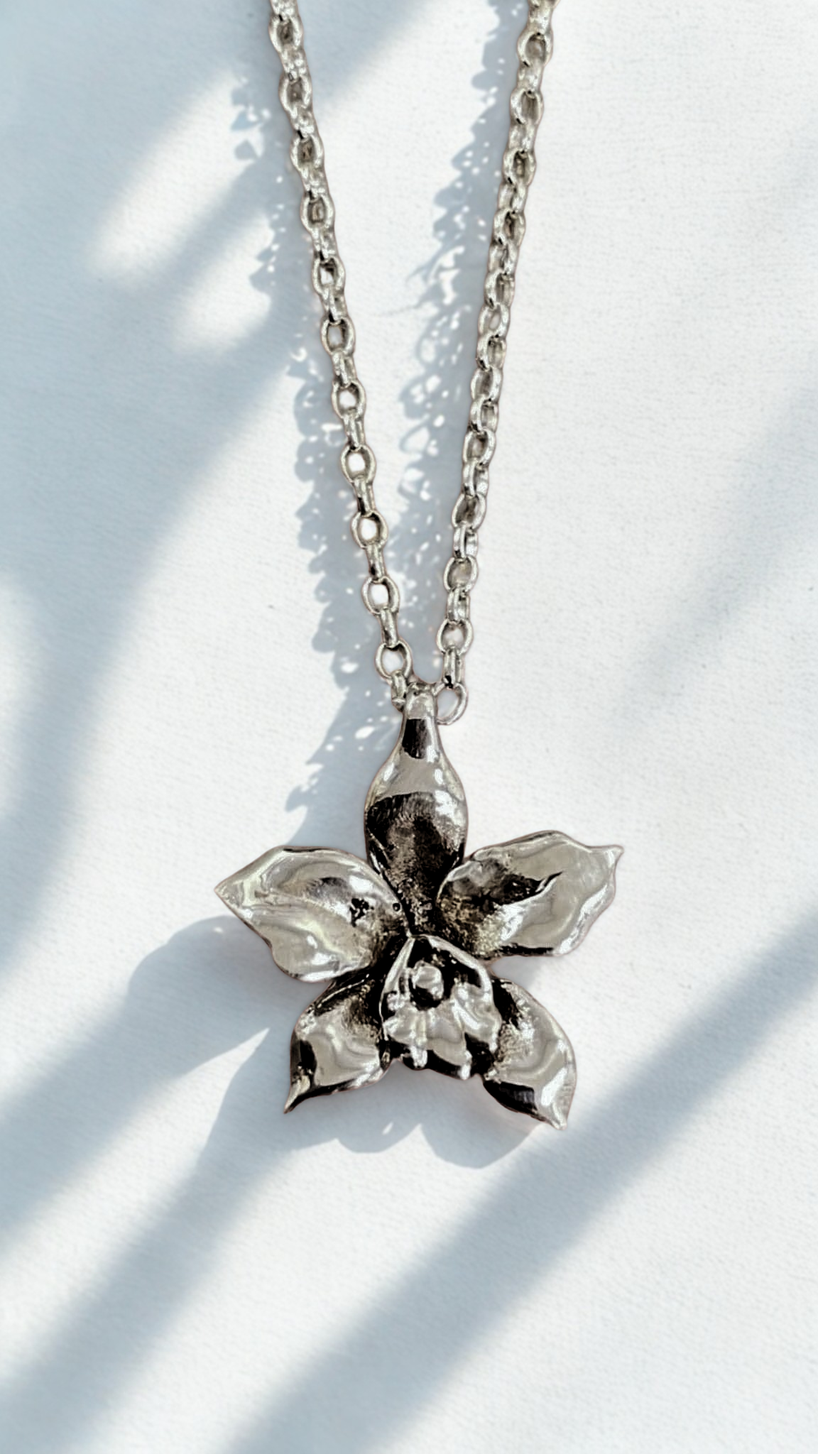 תליון פרח קטליה בהשראת הסרט "Colombiana"