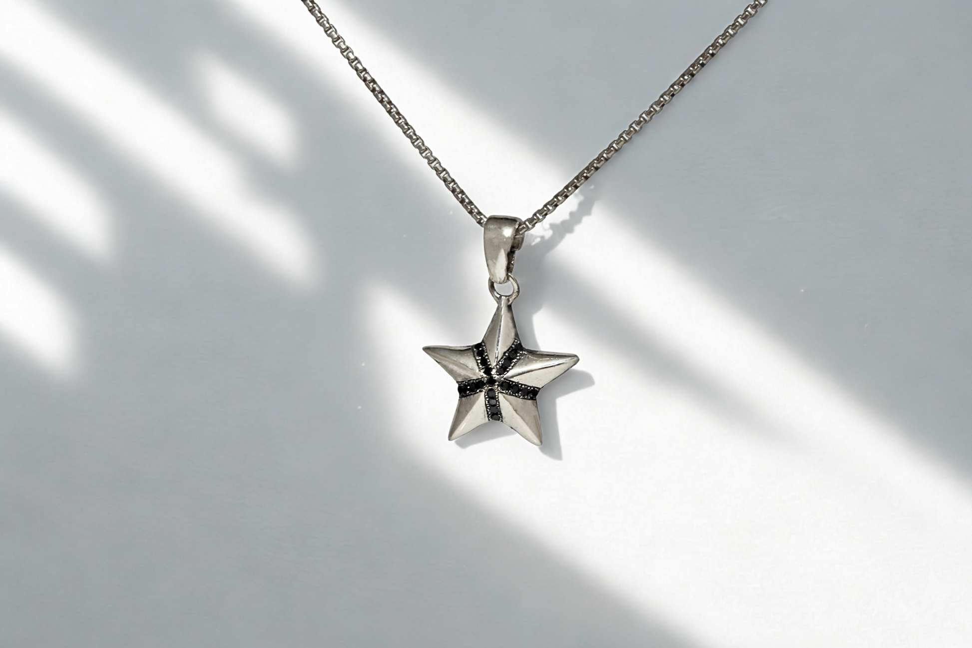 תליון כוכב כסף עם יהלומים שחורים