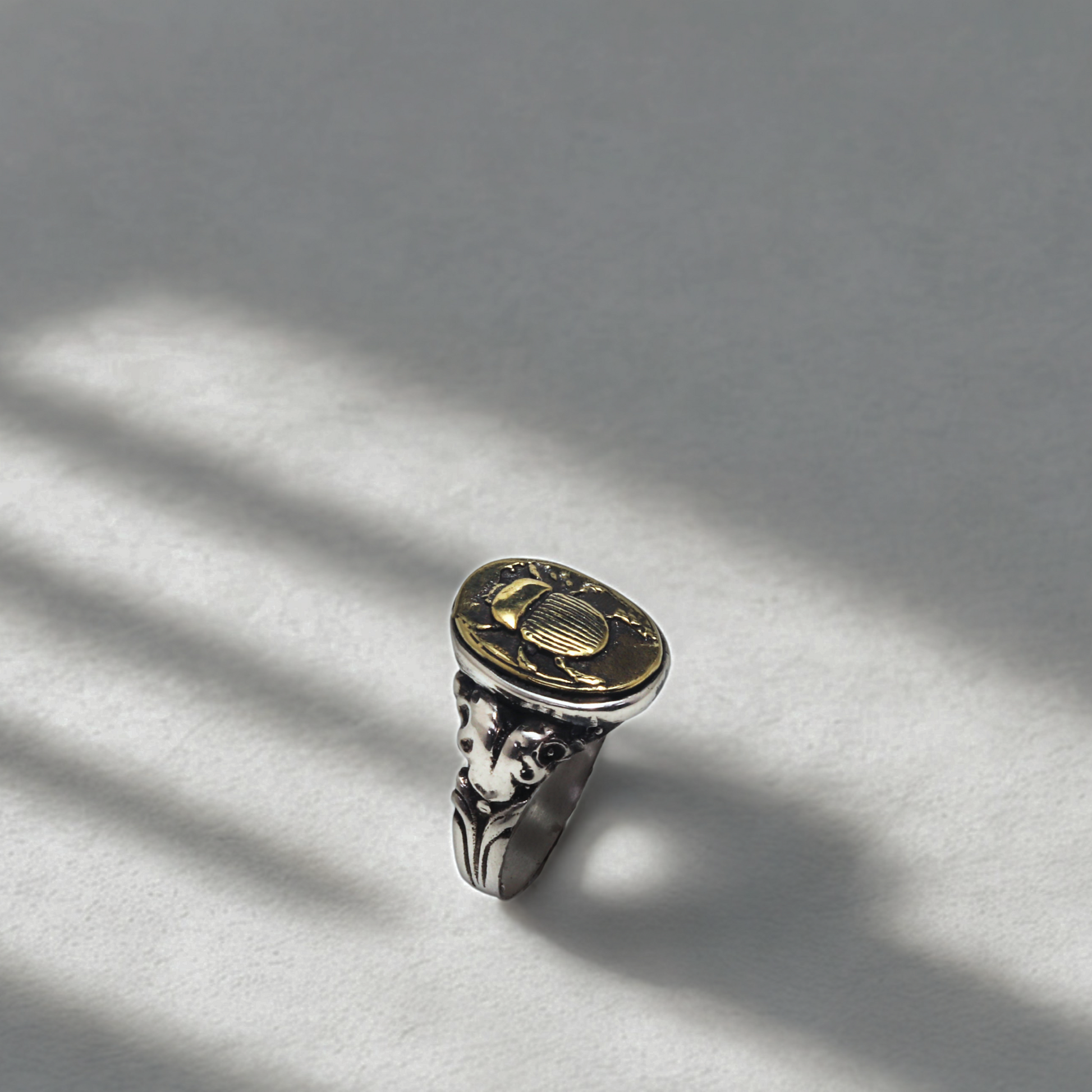 טבעת Scarab – כסף בשילוב בראס